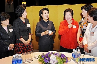 여성기업인들 격려하는 김윤옥 여사