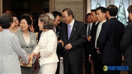 반가운 인사 나누는 반기문 사무총장 내외