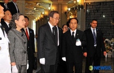 반기문 총장 현충원 위패봉안관 찾아