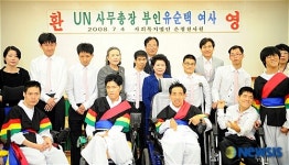 원아들과 함께 기념촬영