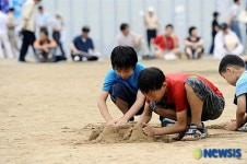 모래성 쌓는 어린이들