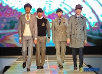 멋진 워킹 선보이는 모델들