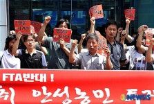 안성농민 치솟는 비료, 사료값에 화났다.