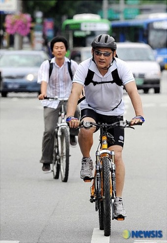 자전거 타고 출근하는 유인촌장관