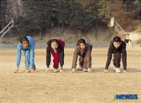 맨땅 대신 인조잔디 운동장, 과연 좋을까?