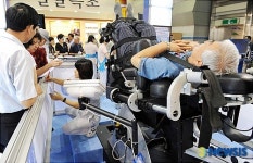 더 쉽고 더 편안하게 치료하는 로봇형 디스크 치료기