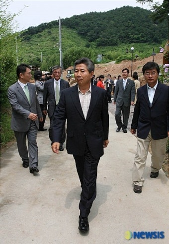 사저앞 거리 걷는 노무현 전 대통령
