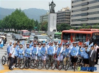 이순신동상 앞에서 9박10일 일정으로 출발