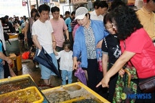 기름 유출 사고로 피해 입은 태안 상설시장 방문