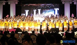 어린이들과 수화하는 후보자들