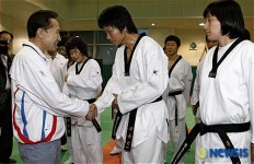 태극전사들 격려하는 이명박 대통령