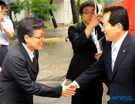 (주)태능푸드시스템(정운점) | 정세균 대표와 인사하는 이에리사 태릉선수촌장