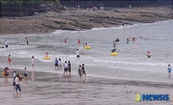 아직 한산한 해수욕장