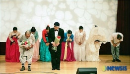 인사하는 한여름밤의 음악콘서트 출연진