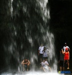황계폭포 찾은 피서객들