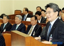 의원들의 질의에 답하는 민유성 한국산업은행 은행장