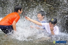 물놀이 삼매경에 빠진 개구장이들