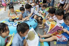 책 읽고 물놀이 하며 더위 싹 잊어요