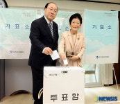 투표하는 공정택 후보 내외