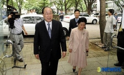 투표소에 들어서는 공정택 후보 내외