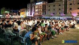 전어축제 관람하는 시민들