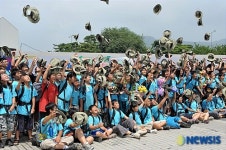 해단식을 마치고 모자를 던지는 한국청소년탐험연맹 단원들