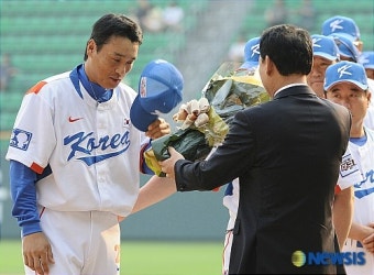유인촌 장관에게 꽃다발 받는 이승엽
