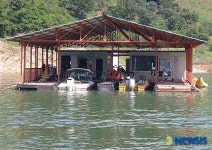 또 다시 등장한 제천 청풍호반 불법 바지선