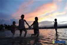 저녁 노을과 함께하는 물놀이