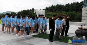 현충탑에 참배하는 청소년들