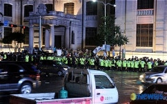 한국은행 앞 인도로 밀려올라간 시위대