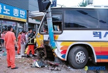 신호등 들이받은 대형버스