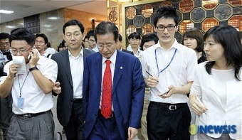고개숙인채 회담장 나서는 홍준표 원내대표