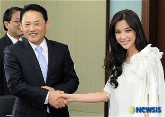 中 배우 리빙빙과 악수하는 유인촌 장관