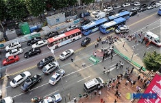 노점상 도로점거에 꽉막힌 강남대로