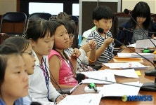 진지한표정으로 이야기 듣는 어린이들