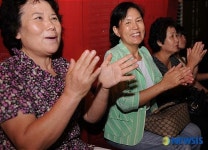 인디밴드에 신난 동네 주민