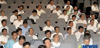 지도부의 이야기 듣는 한나라당 의원들