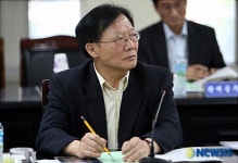 의견을 듣고 있는 유재우 구리부시장