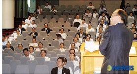 박재완 국정기획 수석 이야기 듣는 의원들