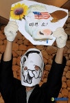 선물 들어보이는 주례
