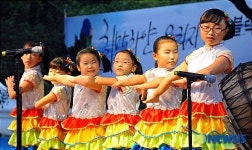 봄꽃빛 어린이 합창단의 축하 공연