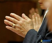 기도하는 손, 촛불의 마음을 알아주기를...