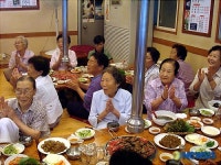 나누리청과 주인 전재술대표 어르신 점심대접