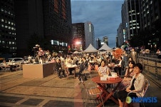 문학의 향기 콘서트 즐기는 관중들