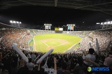 프로야구, 역대 두 번째 최다 관중 돌파 눈 앞