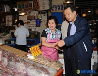 상인 격려하는 한 총리