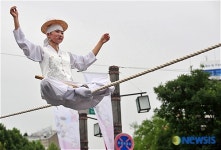 여성 어름사니의 줄타기 시범