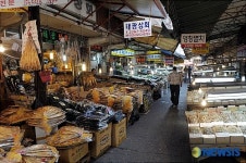 명절을 앞두고도 썰렁한 재래시장