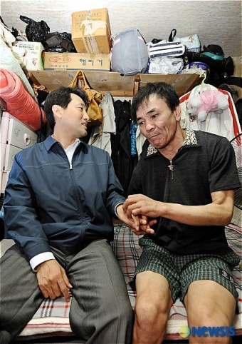쪽방촌 주민과 대화 나누는 오세훈 시장